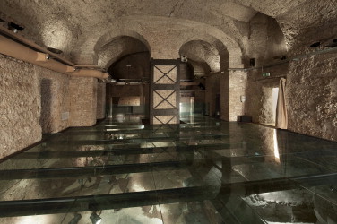 Palazzo Valentini, Piccole Terme: glass floor in the frigidarium.