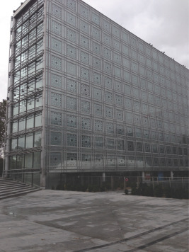 The facade of Musée de L’Institut du Monde Arabe in Paris was an attempt to make ...