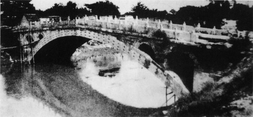 Zhaozhou Bridge before repair (photo by Luo Zhewen) (Shu et al., 2006).