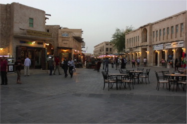 Visitors׳ activities in the main pedestrian spine of Souq Waqif.