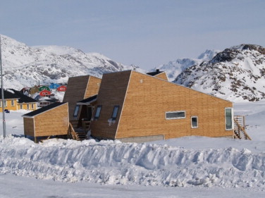 Photo of the low-energy house in Sisimiut as seen from the west.