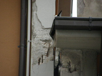 Detalle del daño causado por golpeteo con el edificio vecino.