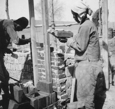 Residence of Shilawusuhao 什拉乌素壕 (Inner Mongolia) under construction: masons at ...
