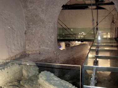 Palazzo Valentini, domus: suspended footbridges with transparent floors and ...