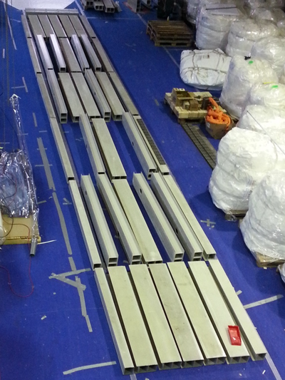 Preparación de los perfiles FRP para la formación de los paneles del tablero de la viga