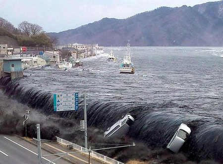 Dragging of cars and large and small objects in the Fukushima tsunami (Japan)